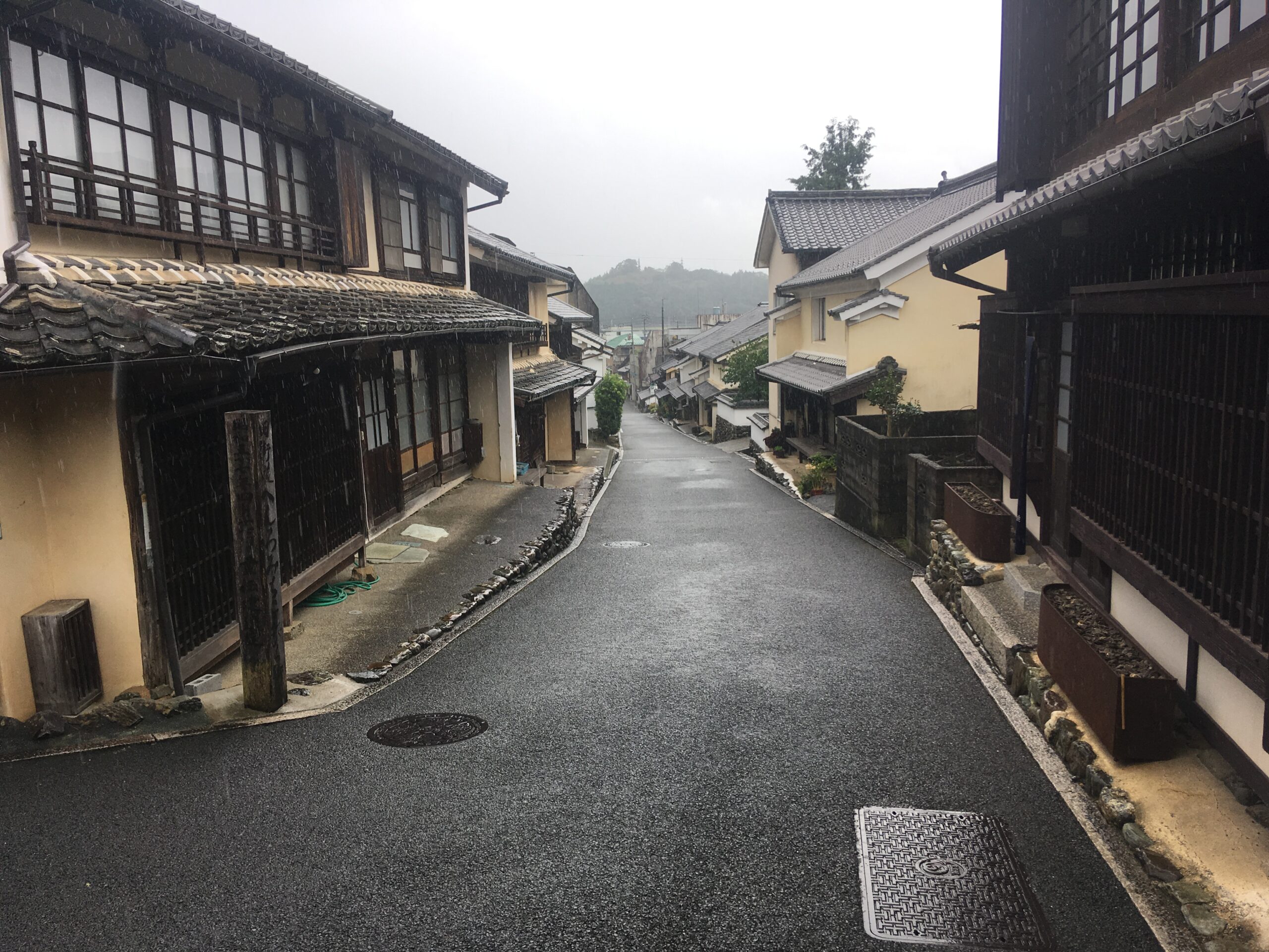 Een straatje met traditionele huizen