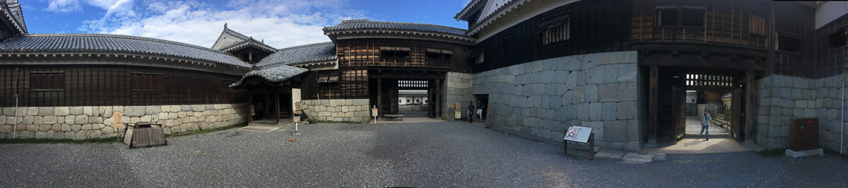 Van toerist terug naar henro - Overzicht Matsuyama castle