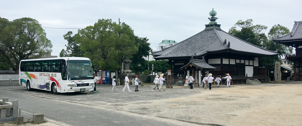 Een buslading henro in de vierkante tempel Nankōbō, nummer 55