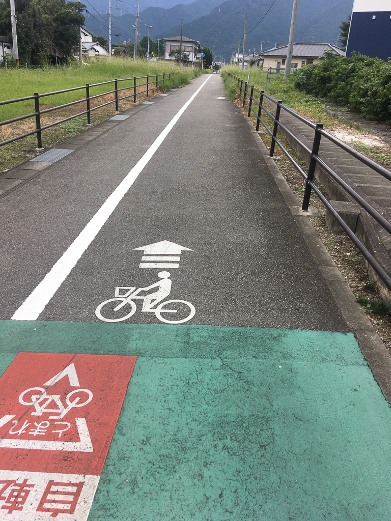 Ja, Japan kent ook fietspaden. Dit groen geverfde fietspad kruist langs de gekkenweg.