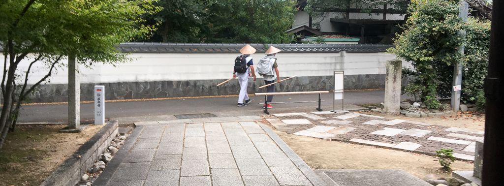 Samen opwandelen met twee Japanse henro: Twee Japanse henro verlaten tempel 82